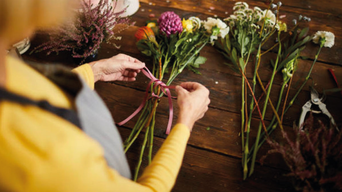 how to create a hand tied flower bouquet